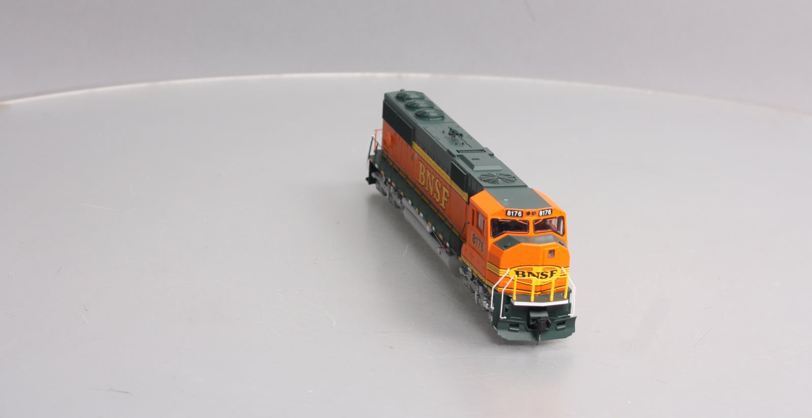 Walthers 910-19702 HO Burlington Northern Santa Fe EMD SD60M #8176 w/DCC/SND