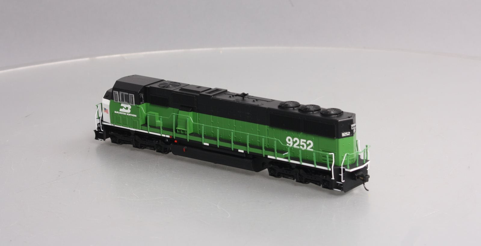 Walthers 910-9700 HO Scale Burlington Northern SD60M Diesel Locomotive #9252