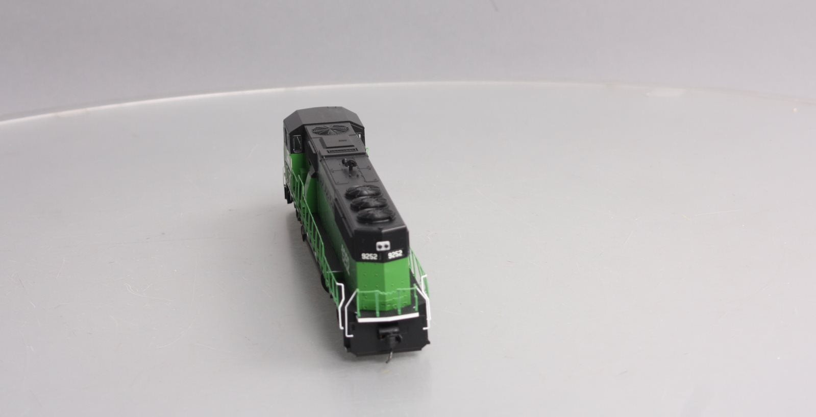 Walthers 910-9700 HO Scale Burlington Northern SD60M Diesel Locomotive #9252