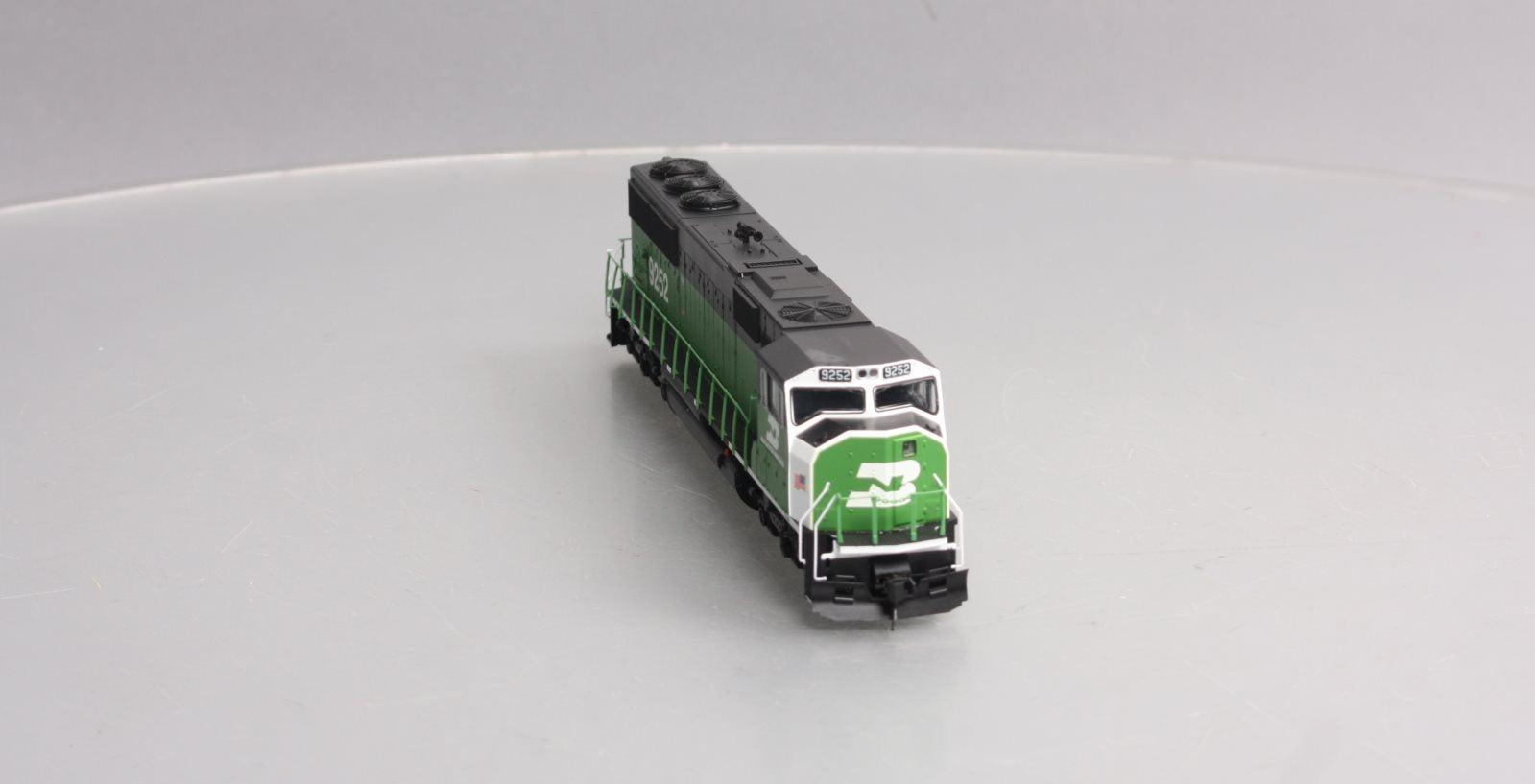 Walthers 910-9700 HO Scale Burlington Northern SD60M Diesel Locomotive #9252