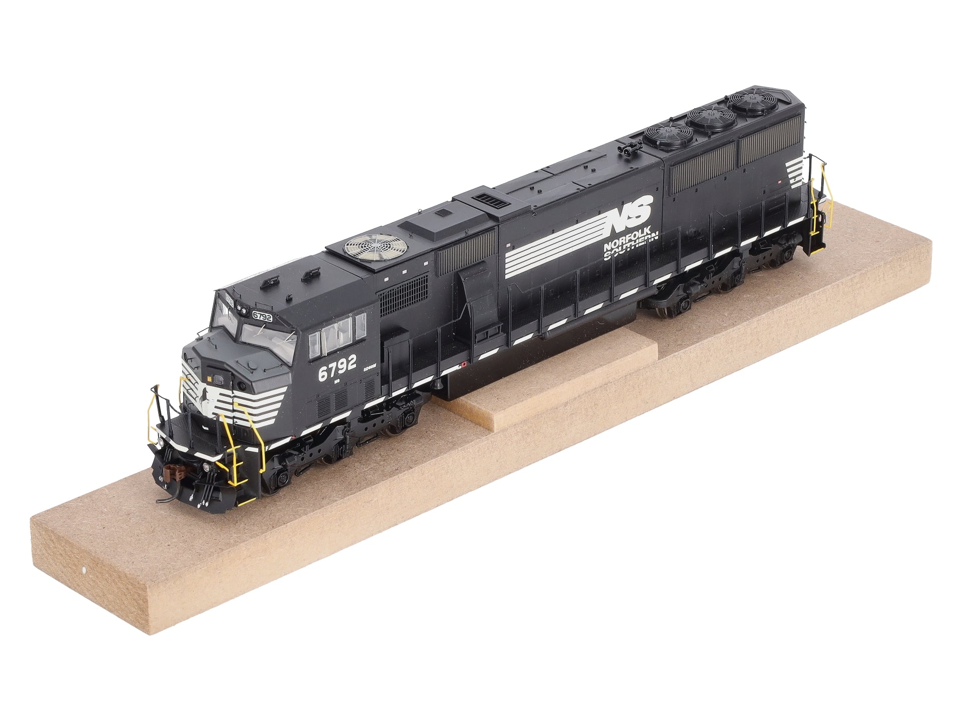 Athearn G67393 HO Norfolk Southern SD60M Diesel Locomotive w/DCC & Sound #6792