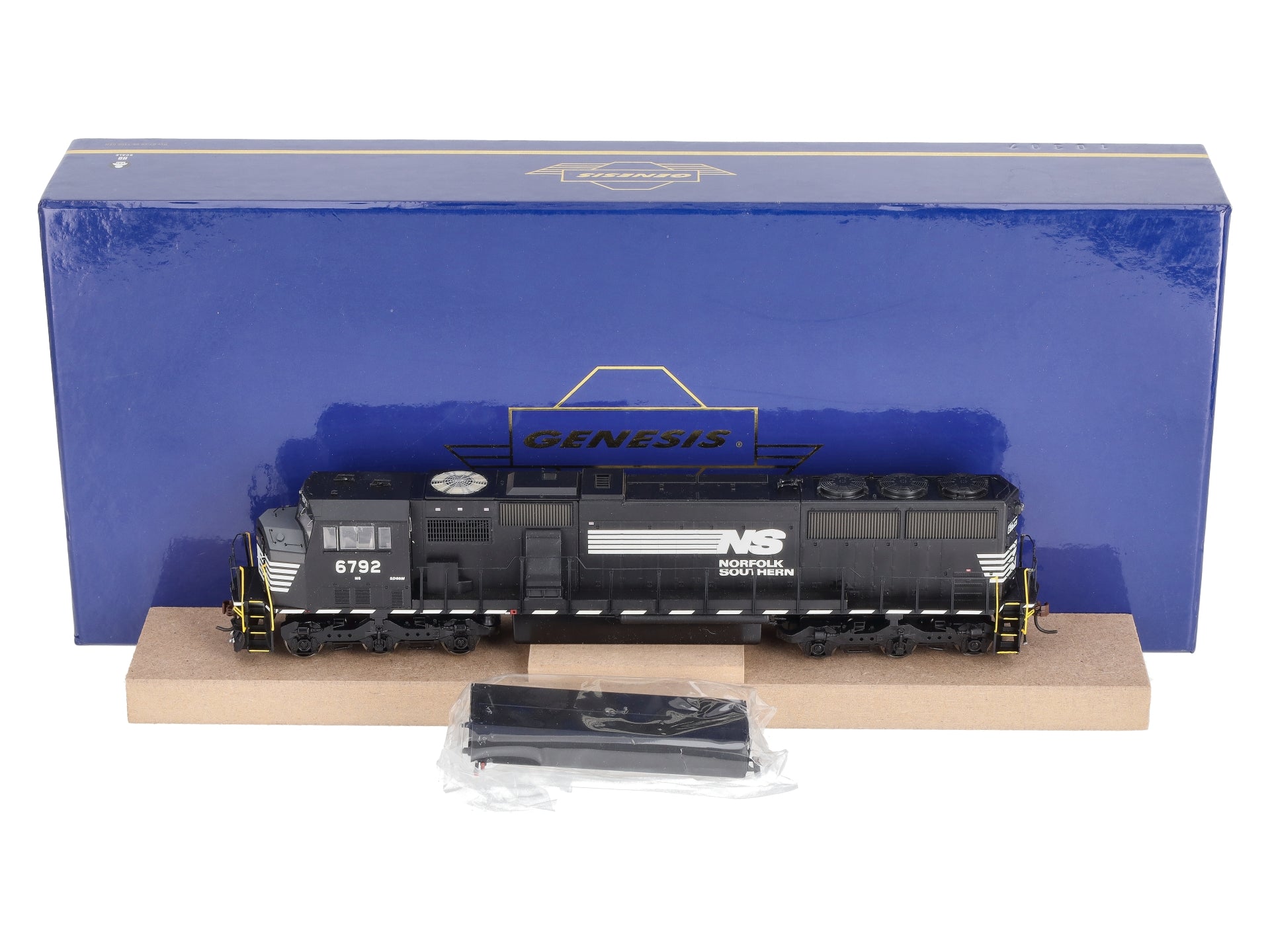 Athearn G67393 HO Norfolk Southern SD60M Diesel Locomotive w/DCC & Sound #6792