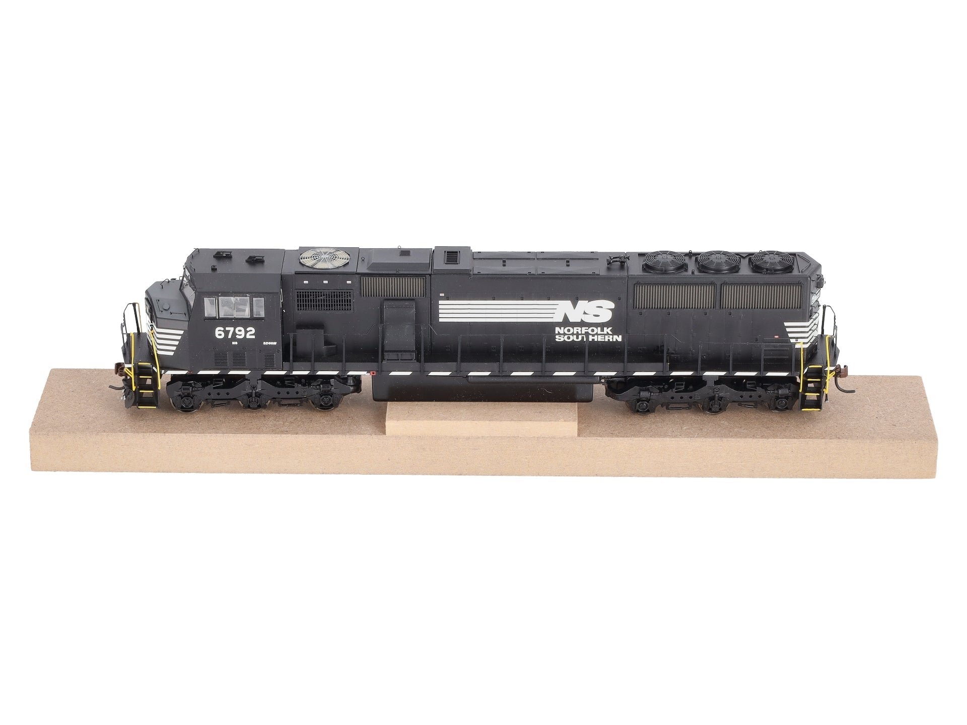 Athearn G67393 HO Norfolk Southern SD60M Diesel Locomotive w/DCC & Sound #6792