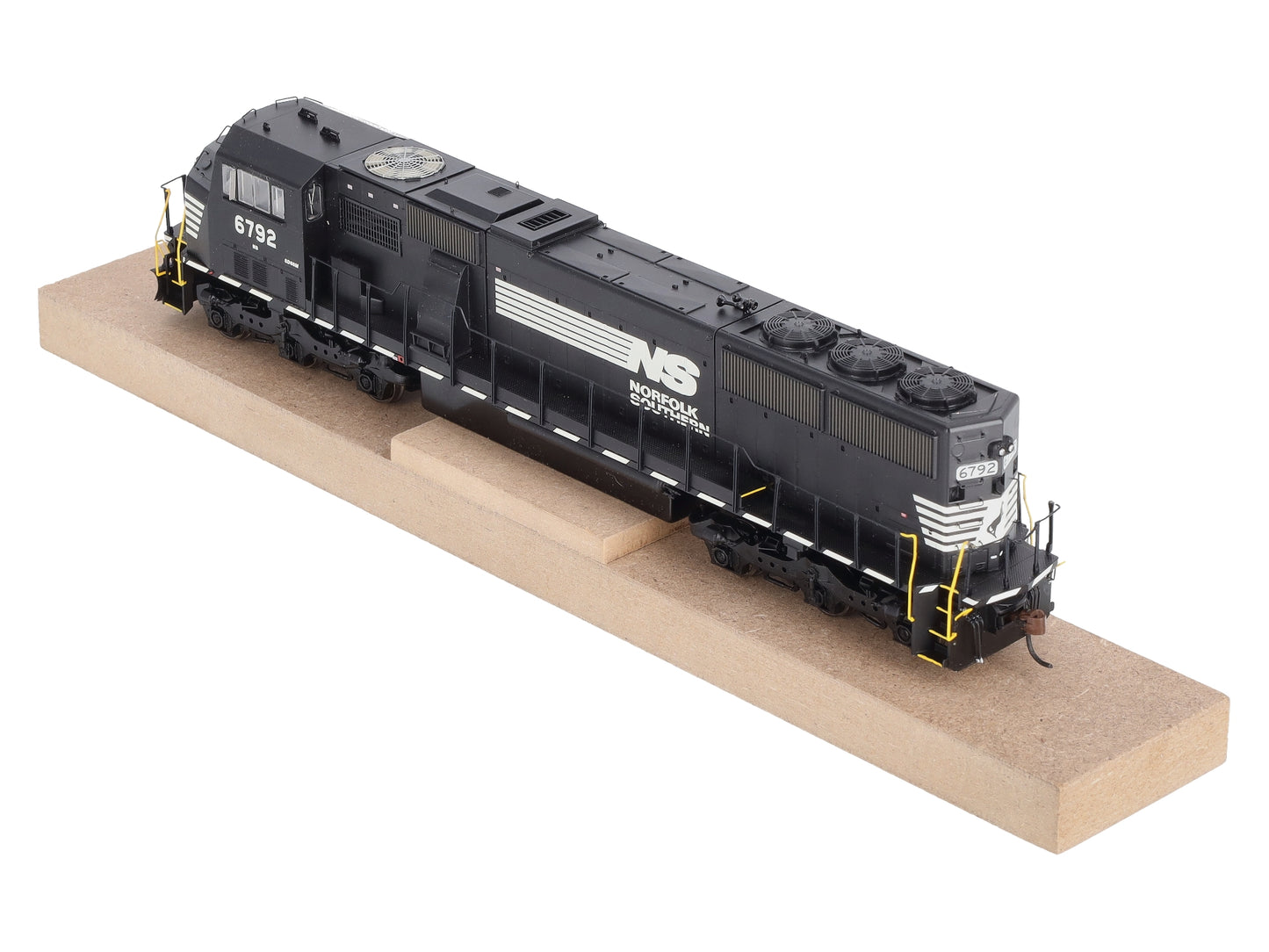 Athearn G67393 HO Norfolk Southern SD60M Diesel Locomotive w/DCC & Sound #6792