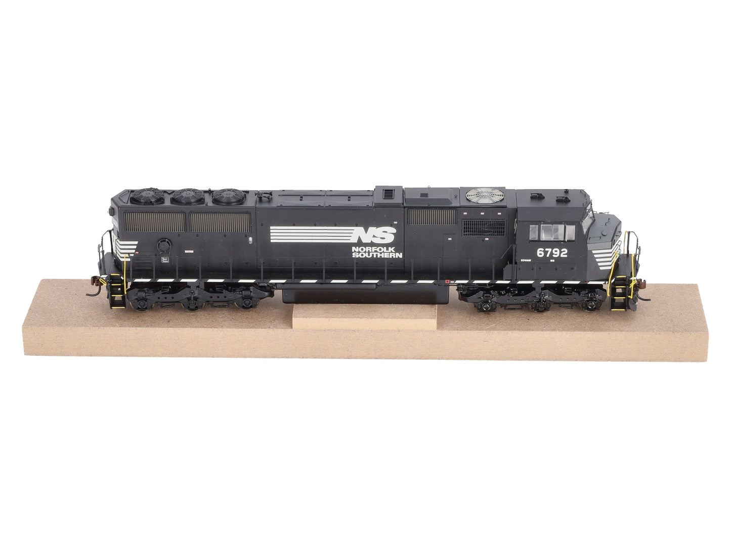 Athearn G67393 HO Norfolk Southern SD60M Diesel Locomotive w/DCC & Sound #6792