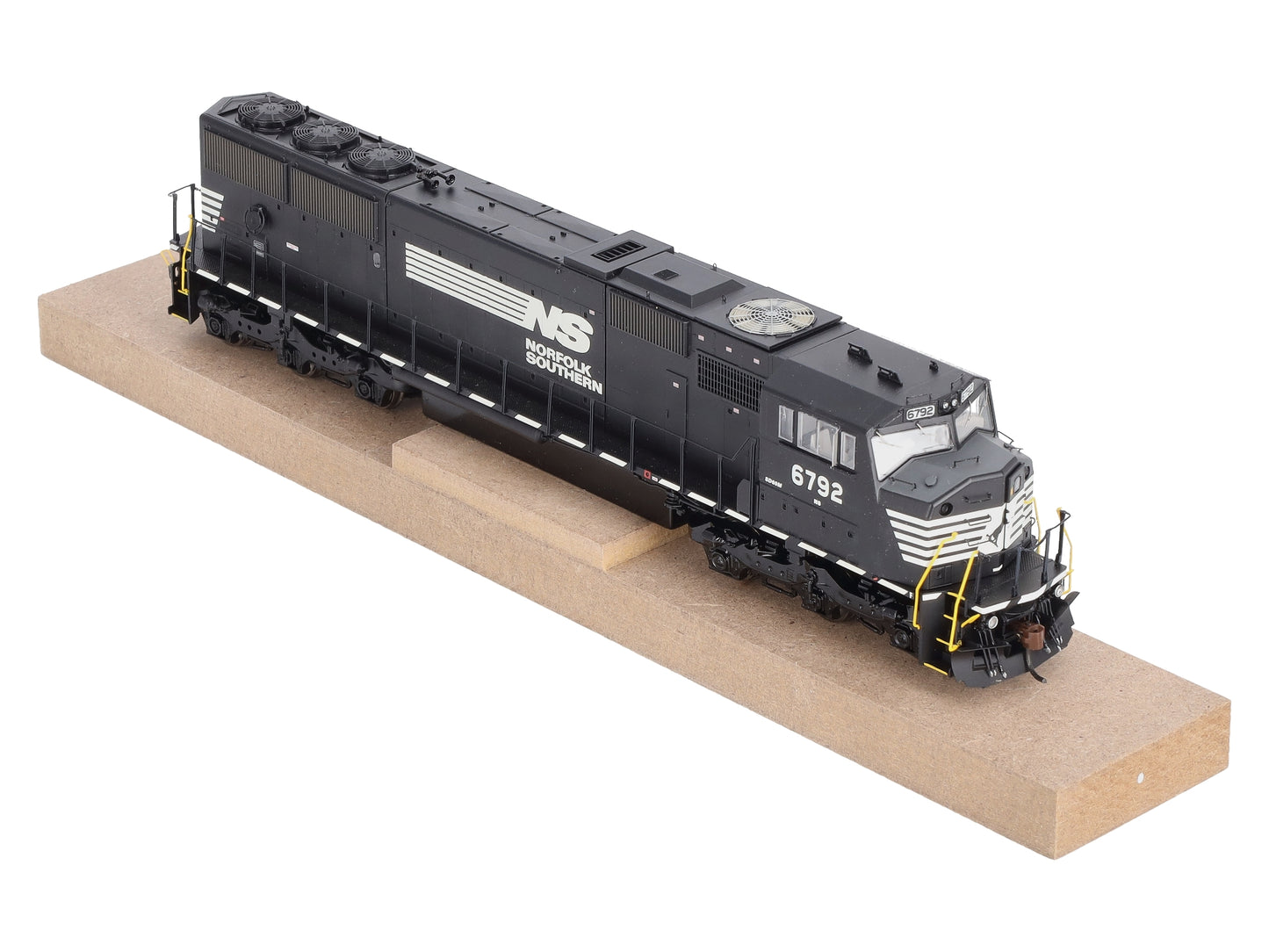 Athearn G67393 HO Norfolk Southern SD60M Diesel Locomotive w/DCC & Sound #6792