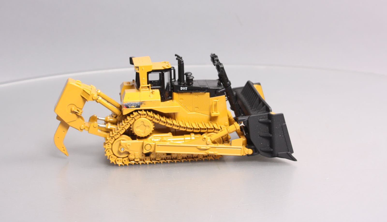 Norscot 55212 1:50 Caterpillar D11T Assembled Track-Type Tractor  MT/Box