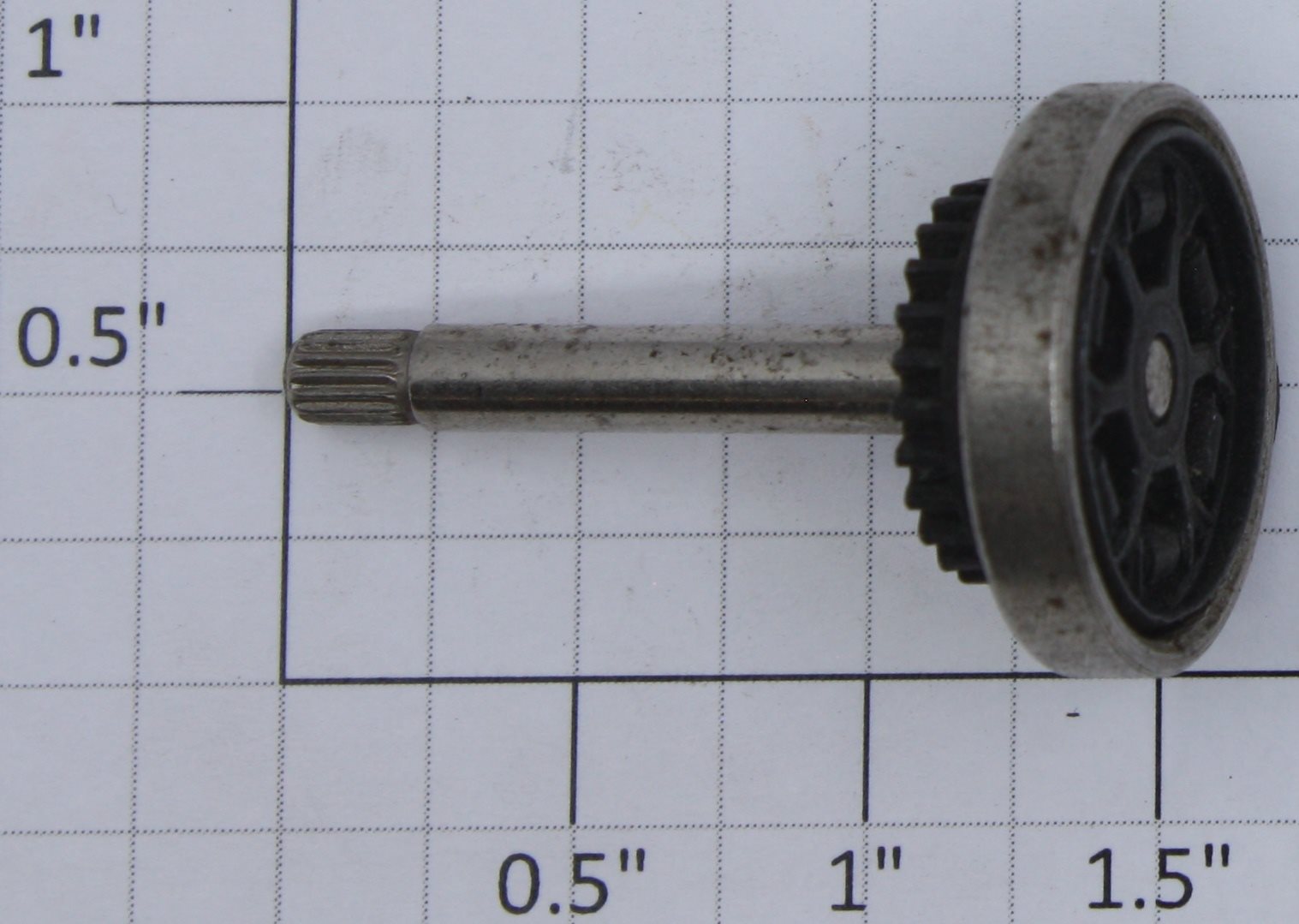 Lionel 2332-131 Center Gear Wheel with Axle
