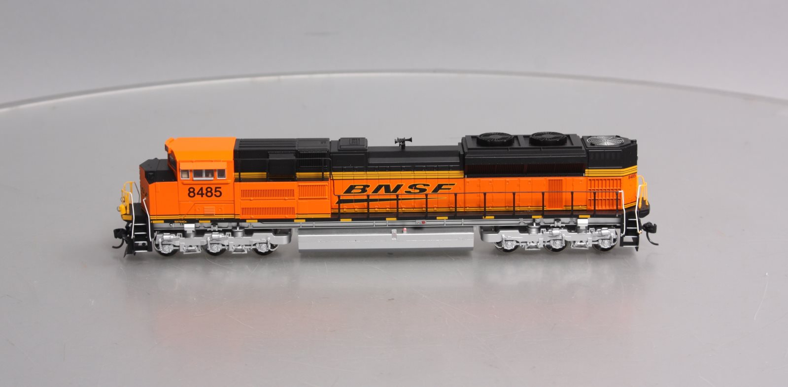 Walthers 910-9828 HO Burlington Northern Santa Fe EMD SD70ACe Diesel Loco #8485
