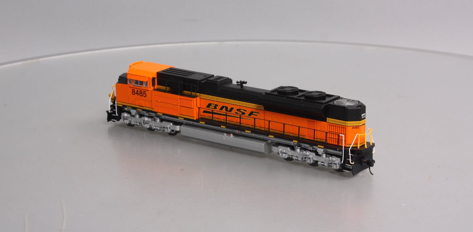 Walthers 910-9828 HO Burlington Northern Santa Fe EMD SD70ACe Diesel Loco #8485