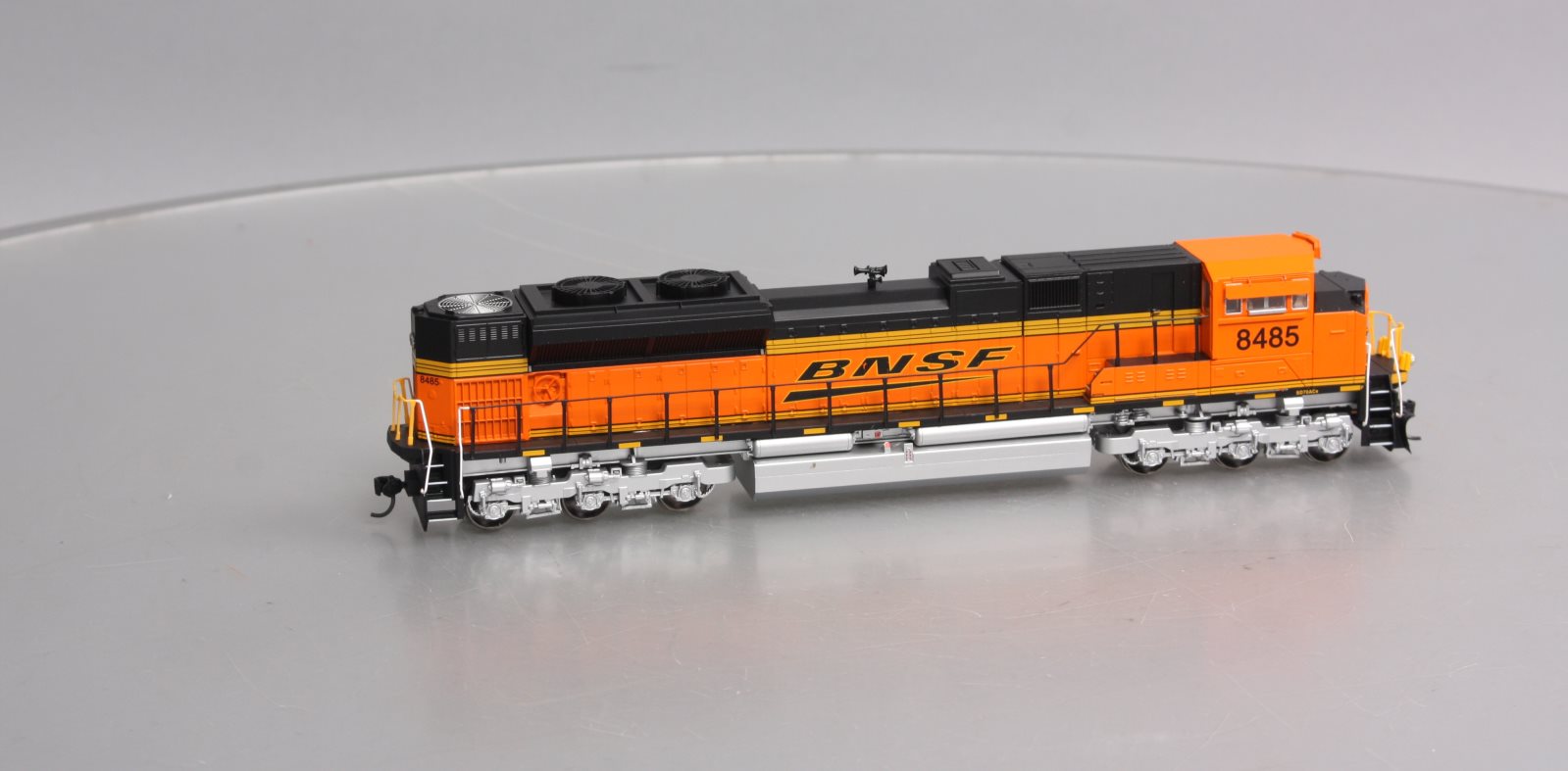 Walthers 910-9828 HO Burlington Northern Santa Fe EMD SD70ACe Diesel Loco #8485