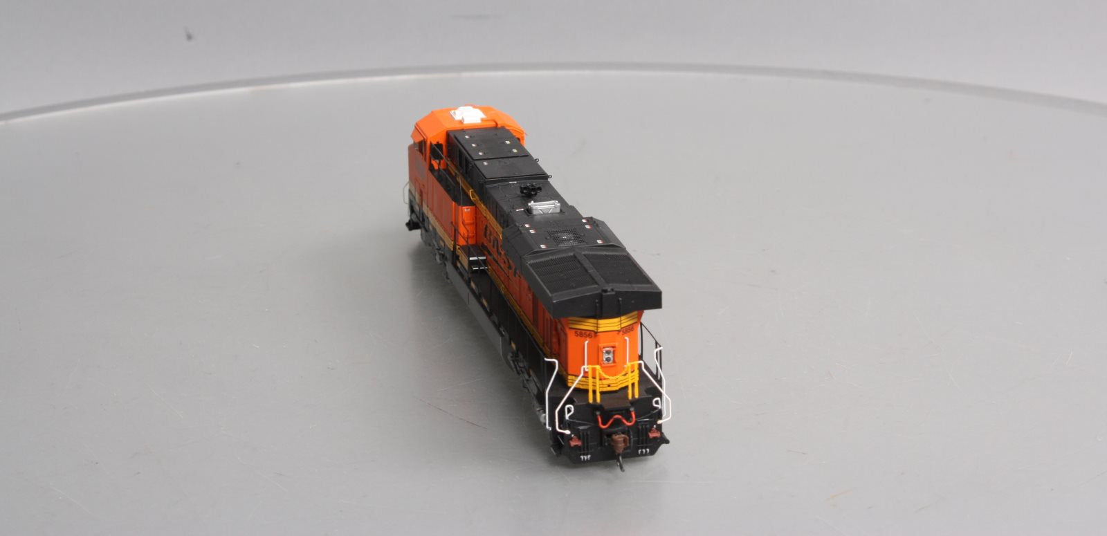 Athearn G69742 HO Burlington Northern Santa Fe ES44AC Diesel Locomotive #5856