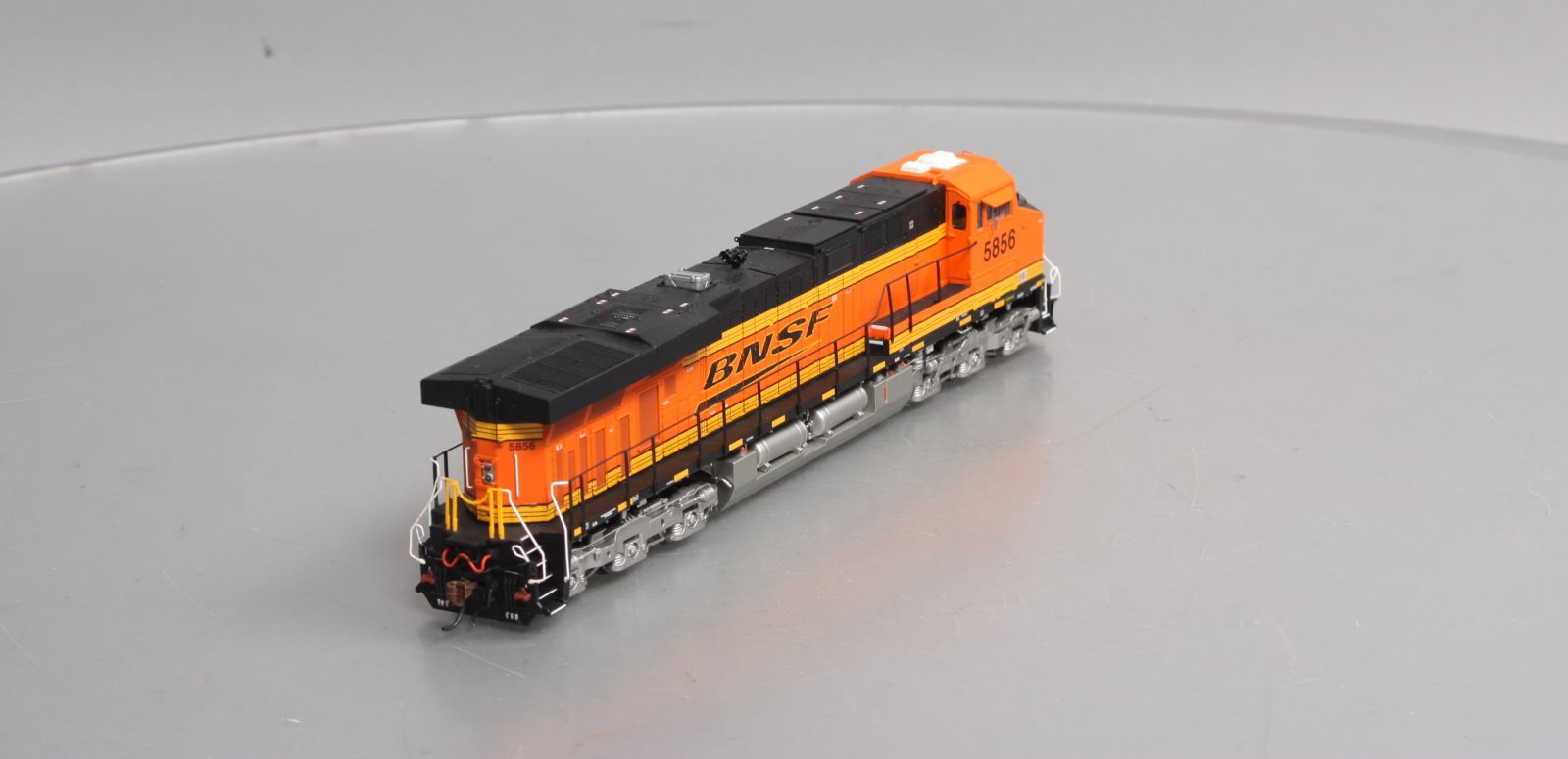 Athearn G69742 HO Burlington Northern Santa Fe ES44AC Diesel Locomotive #5856