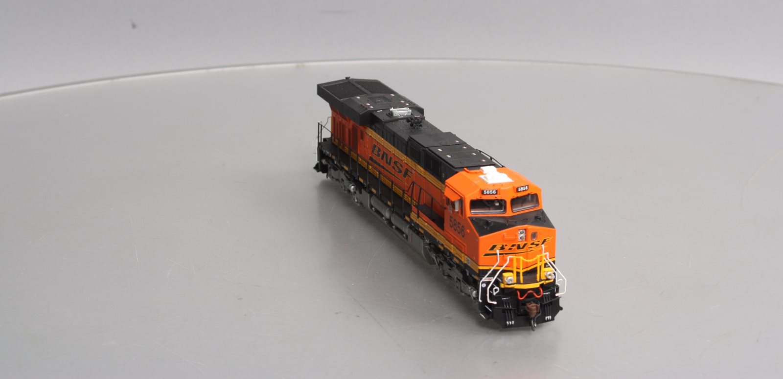 Athearn G69742 HO Burlington Northern Santa Fe ES44AC Diesel Locomotive #5856