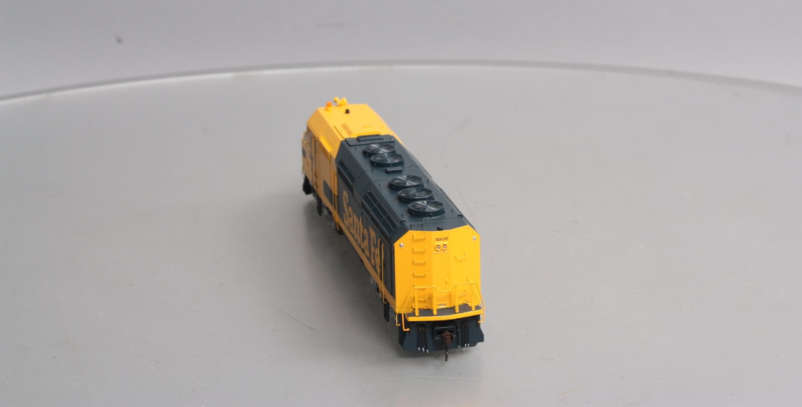 Athearn G67635 HO Santa Fe/Warbonnet F45 Diesel Locomotive w/DCC & Sound #5937