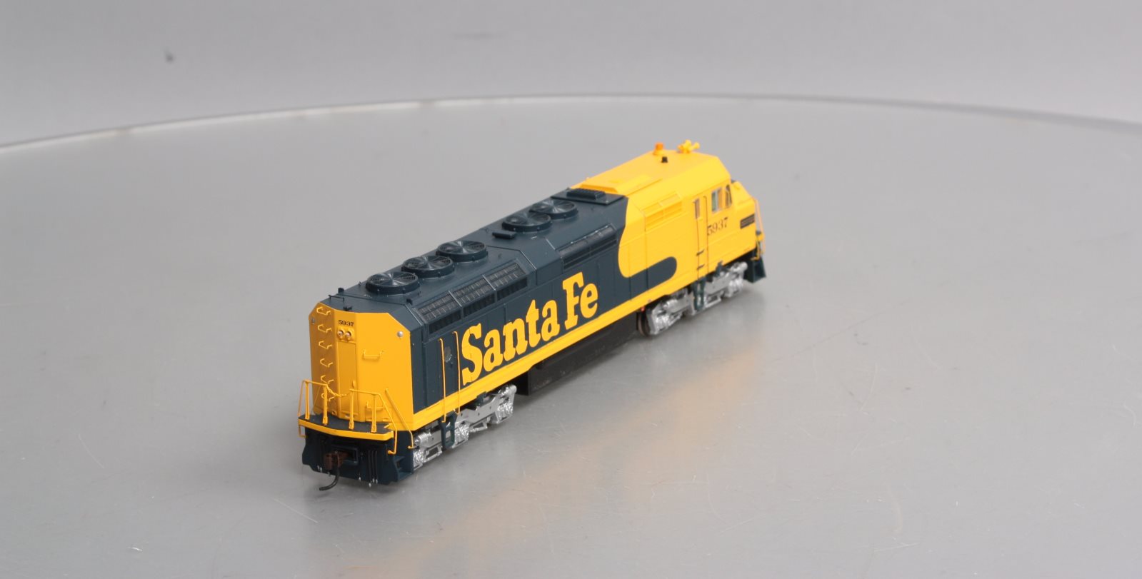 Athearn G67635 HO Santa Fe/Warbonnet F45 Diesel Locomotive w/DCC & Sound #5937