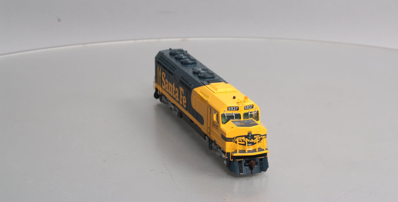 Athearn G67635 HO Santa Fe/Warbonnet F45 Diesel Locomotive w/DCC & Sound #5937
