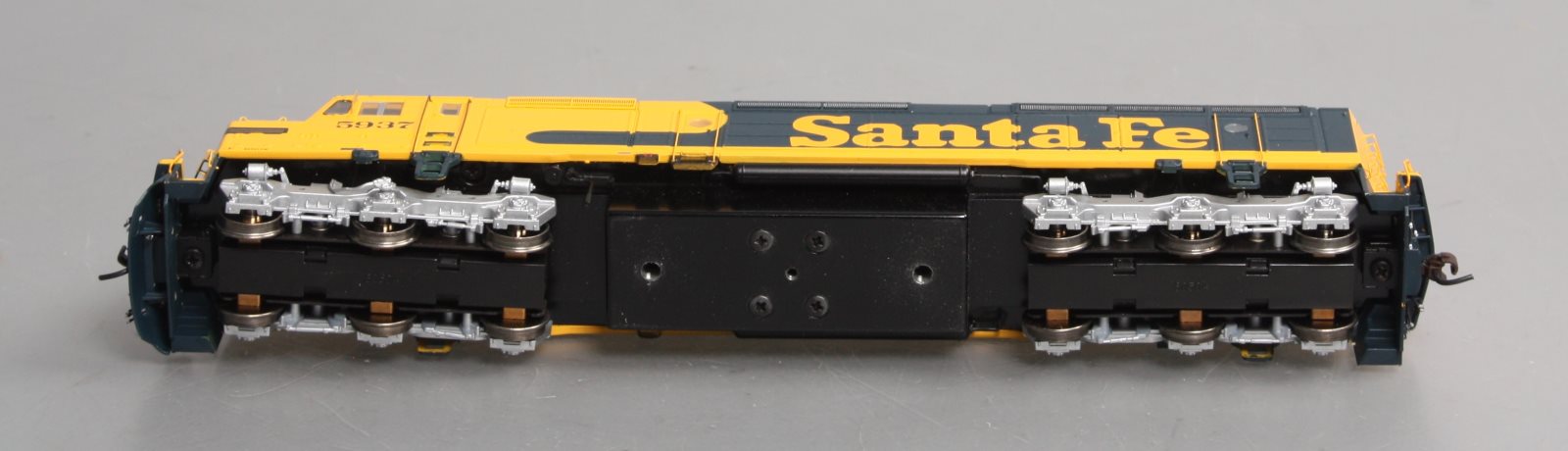 Athearn G67635 HO Santa Fe/Warbonnet F45 Diesel Locomotive w/DCC & Sound #5937
