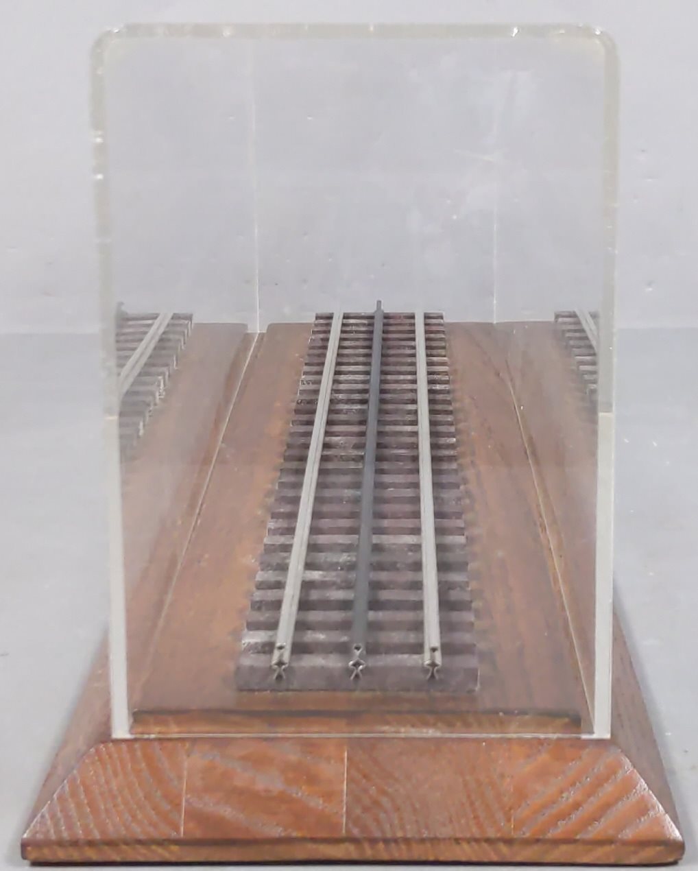 O Gauge Display Case with Wooden Base & Track Section EX