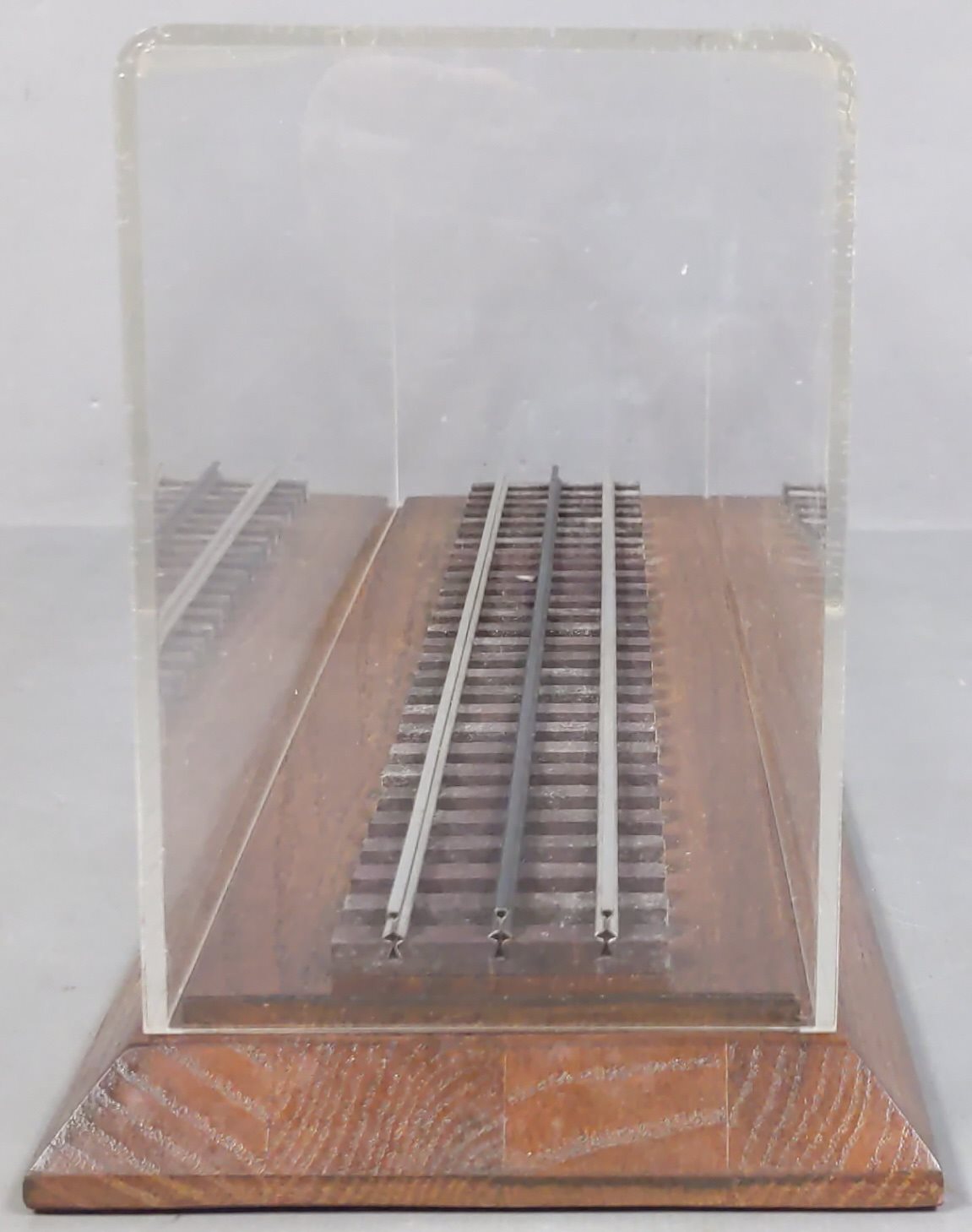 O Gauge Display Case with Wooden Base & Track Section EX