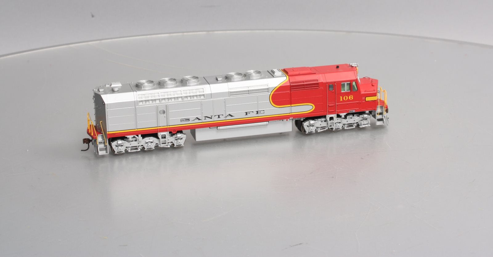 Athearn G67663 HO Santa Fe/Superchief FP45 Diesel Locomotive w/DCC & Sound #106