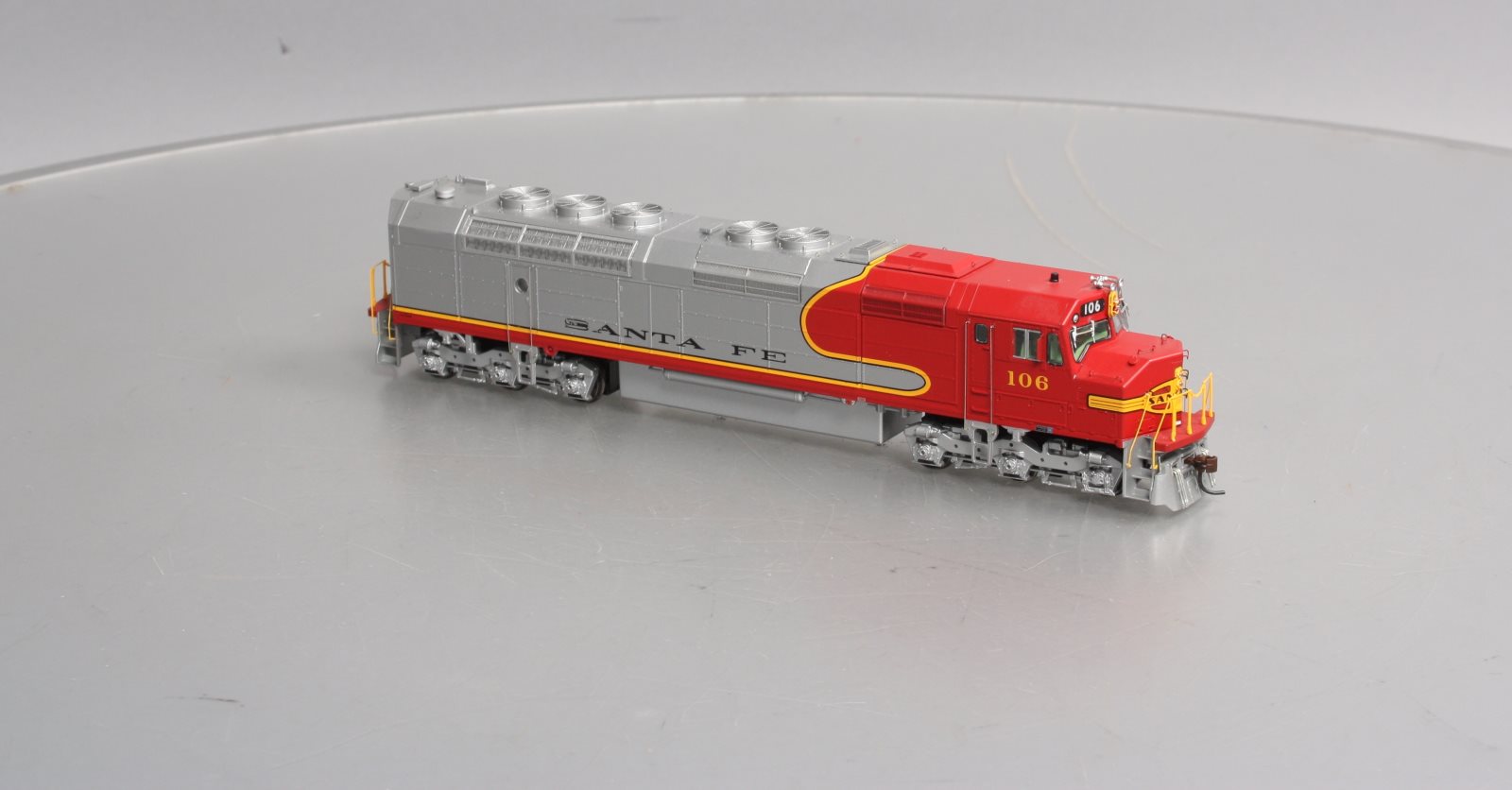 Athearn G67663 HO Santa Fe/Superchief FP45 Diesel Locomotive w/DCC & Sound #106