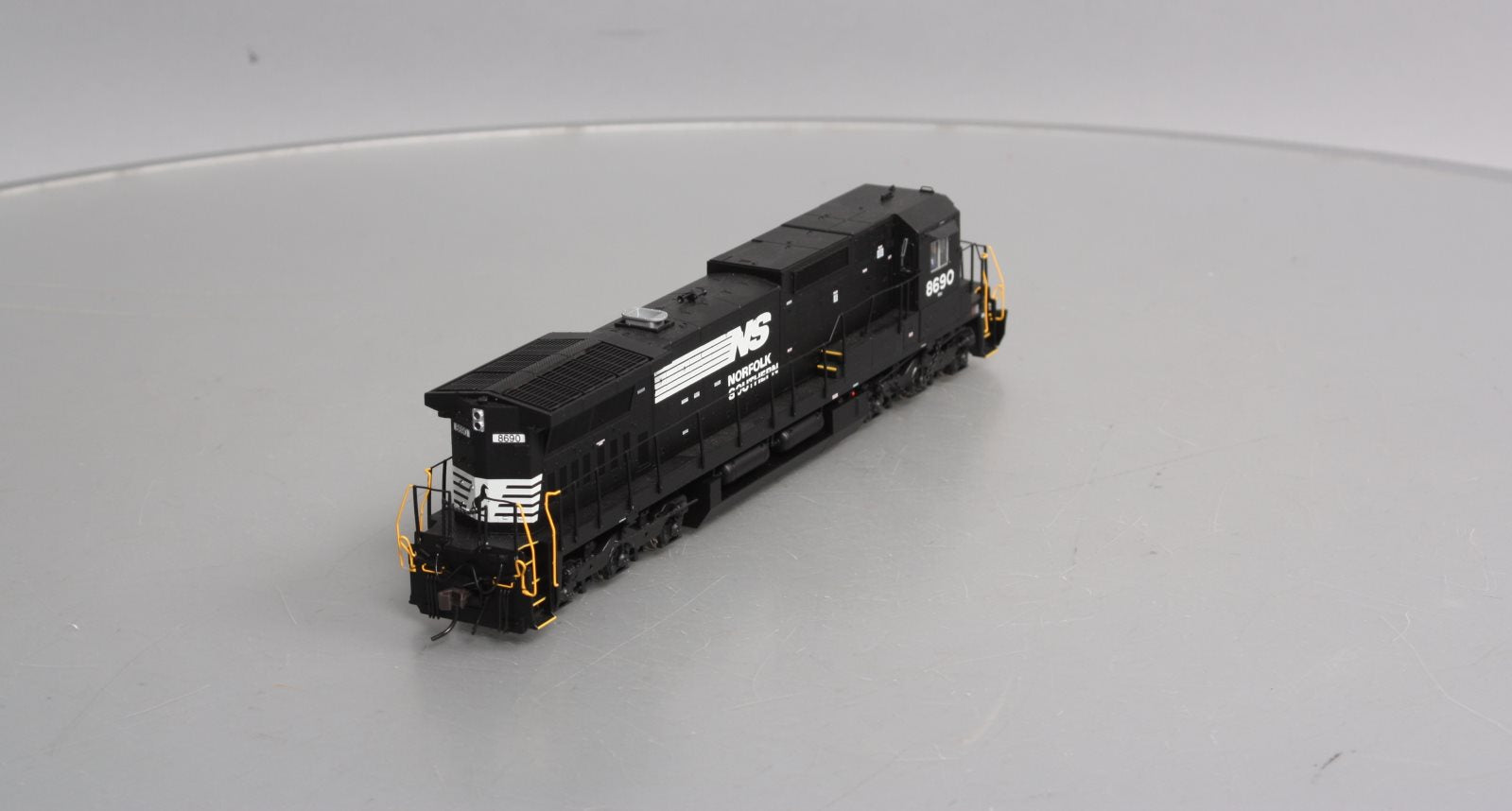 Atlas 9660 HO Norfolk Southern Dash 8-40C Diesel Locomotive #8690