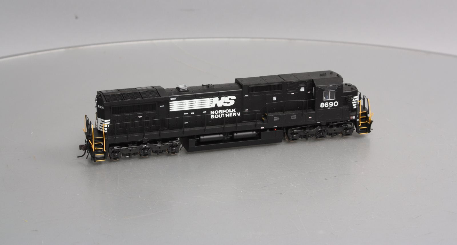 Atlas 9660 HO Norfolk Southern Dash 8-40C Diesel Locomotive #8690