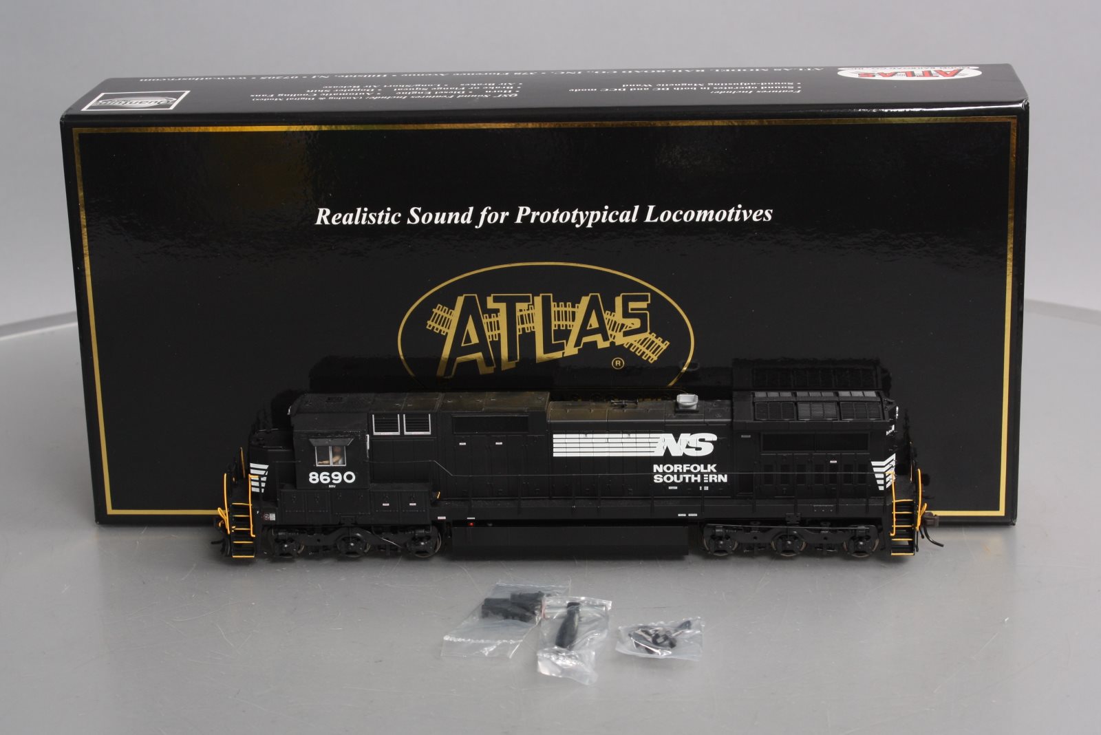 Atlas 9660 HO Norfolk Southern Dash 8-40C Diesel Locomotive #8690