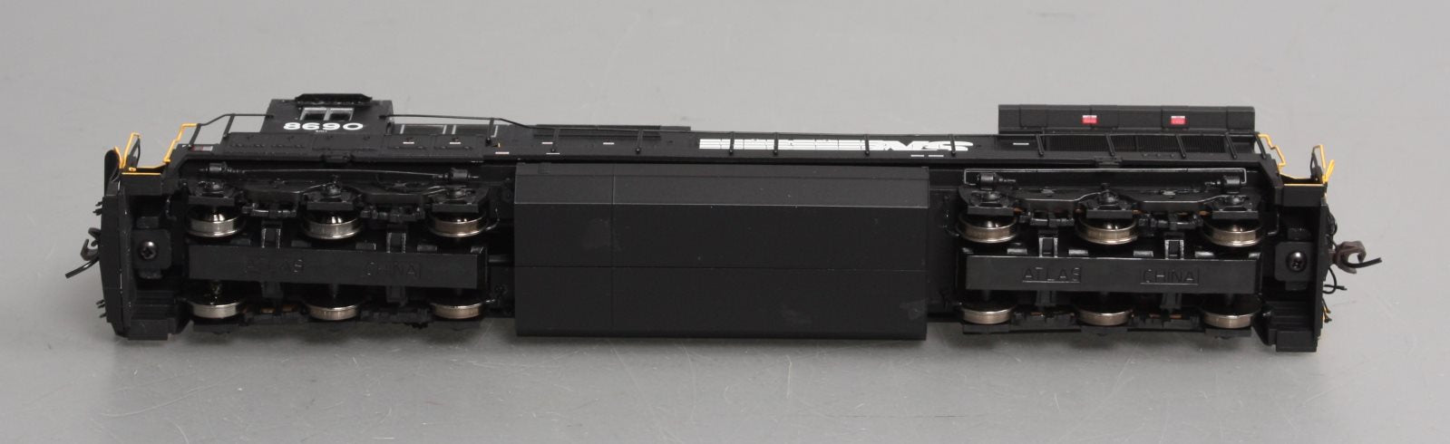 Atlas 9660 HO Norfolk Southern Dash 8-40C Diesel Locomotive #8690