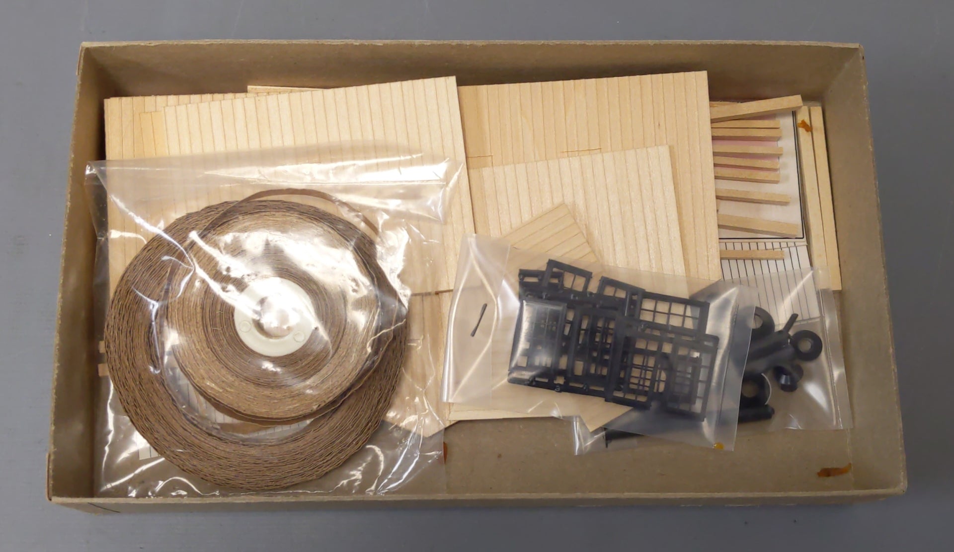 Detail Associates 7001 HO Branchline Roundhouse Model Building Kit
