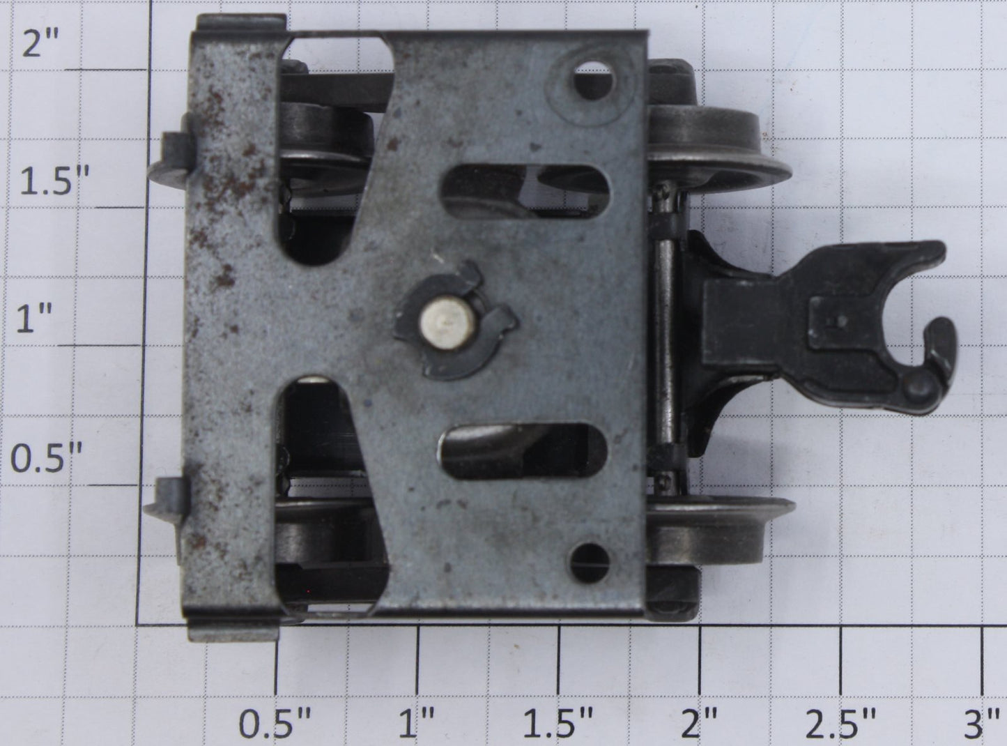 Lionel PT-2X-1 Staple End Operating Magnetic Coupler Truck with Mounting Plate
