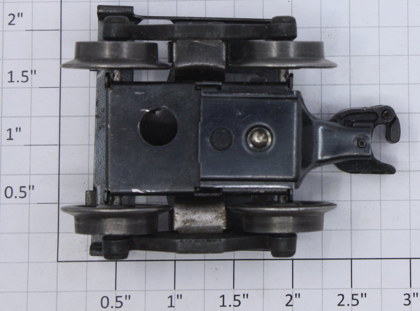 Lionel PT-2X-1 Staple End Operating Magnetic Coupler Truck with Mounting Plate