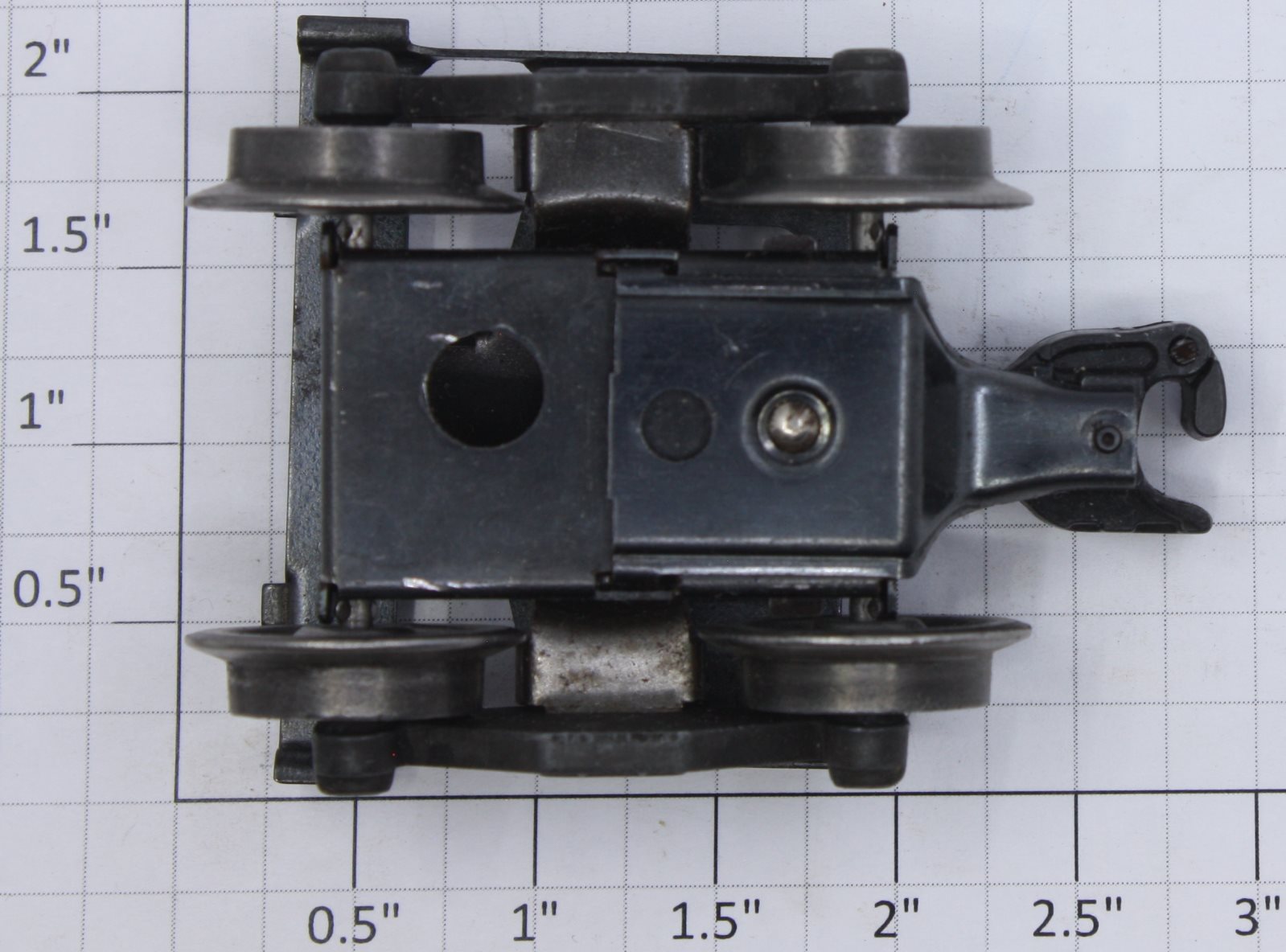 Lionel PT-2X-1 Staple End Operating Magnetic Coupler Truck with Mounting Plate