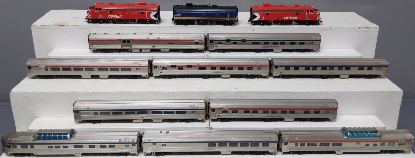 Rapido Trains 210005  HO VIA Rail The Canadian Complete Diesel Train Set