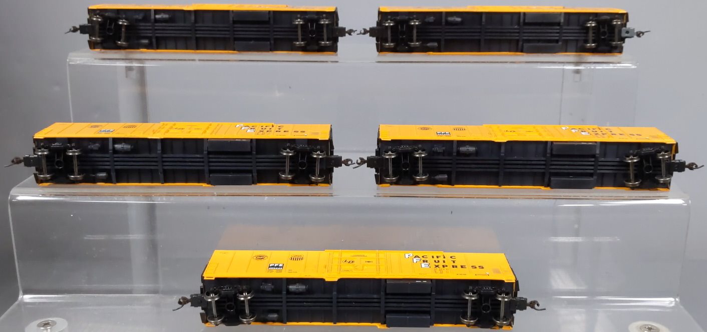 Athearn 92352 PFE 57' Mechanical Reefer Car Set (5 Cars)