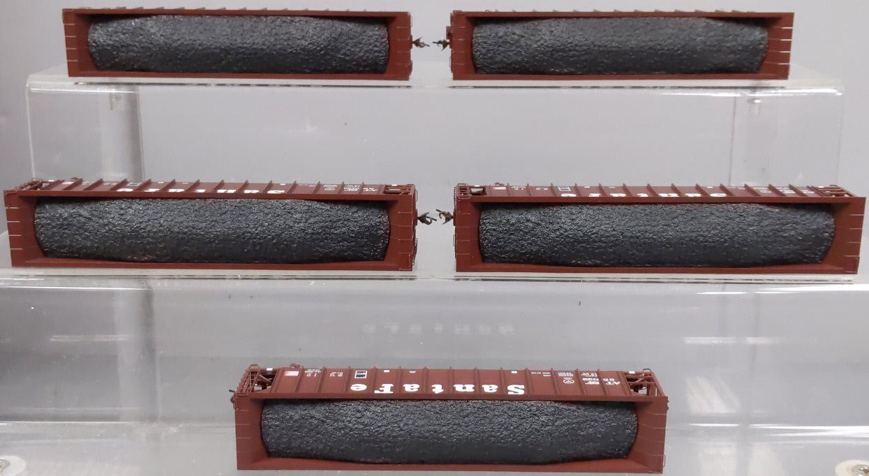 Athearn 94614 HO Santa Fe Ortner 5-Bay Rapid Discharge Hopper (Pack of 5)