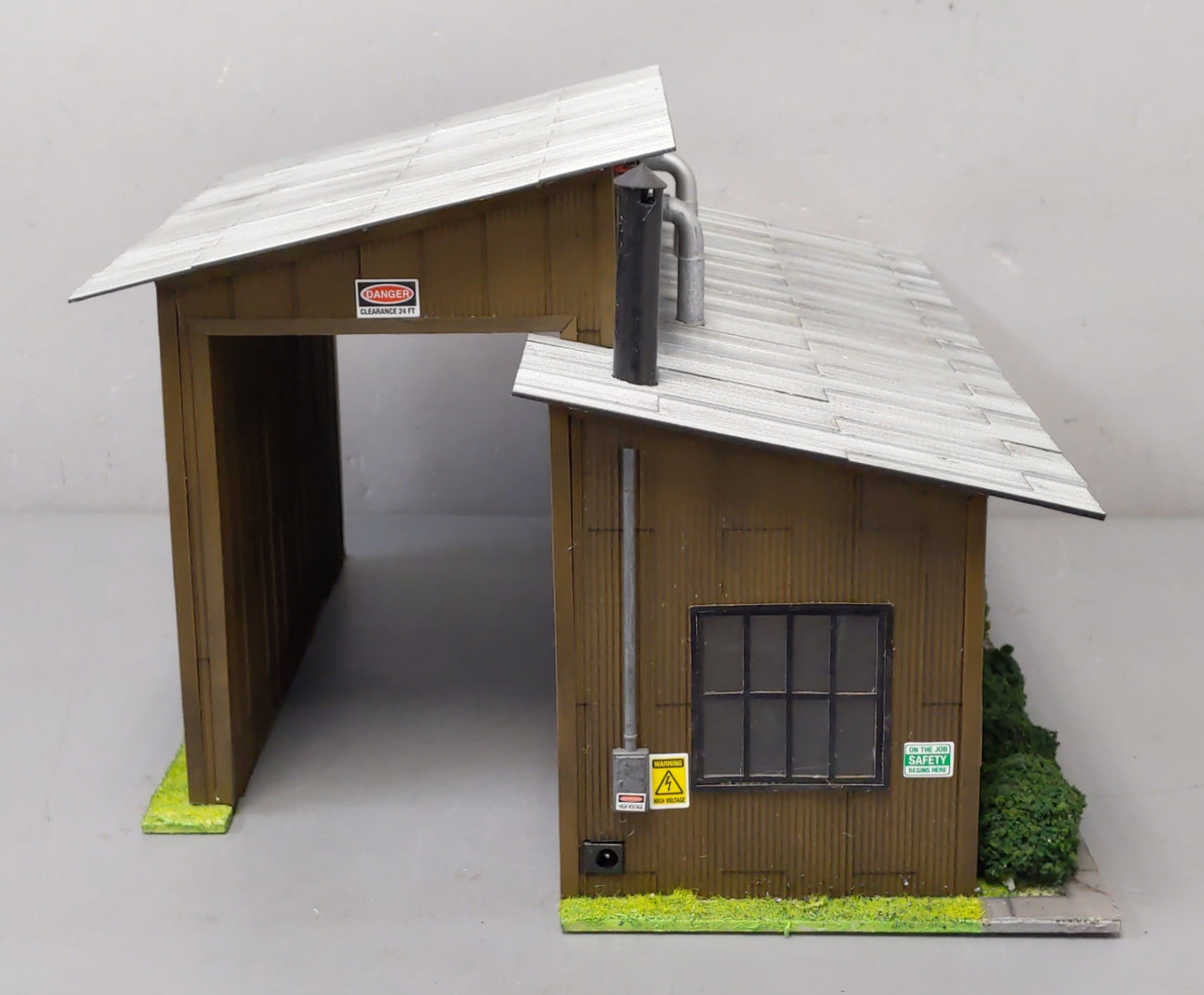 Menards 279-4452 O Gauge Trackside Multipurpose Building EX