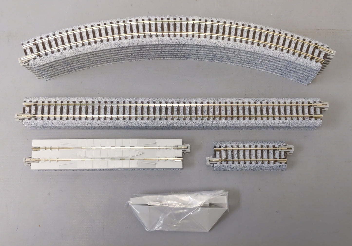Kato 106-0026 FEC GE ES44C4 Gevo And Mixed Freight N Gauge Starter Set