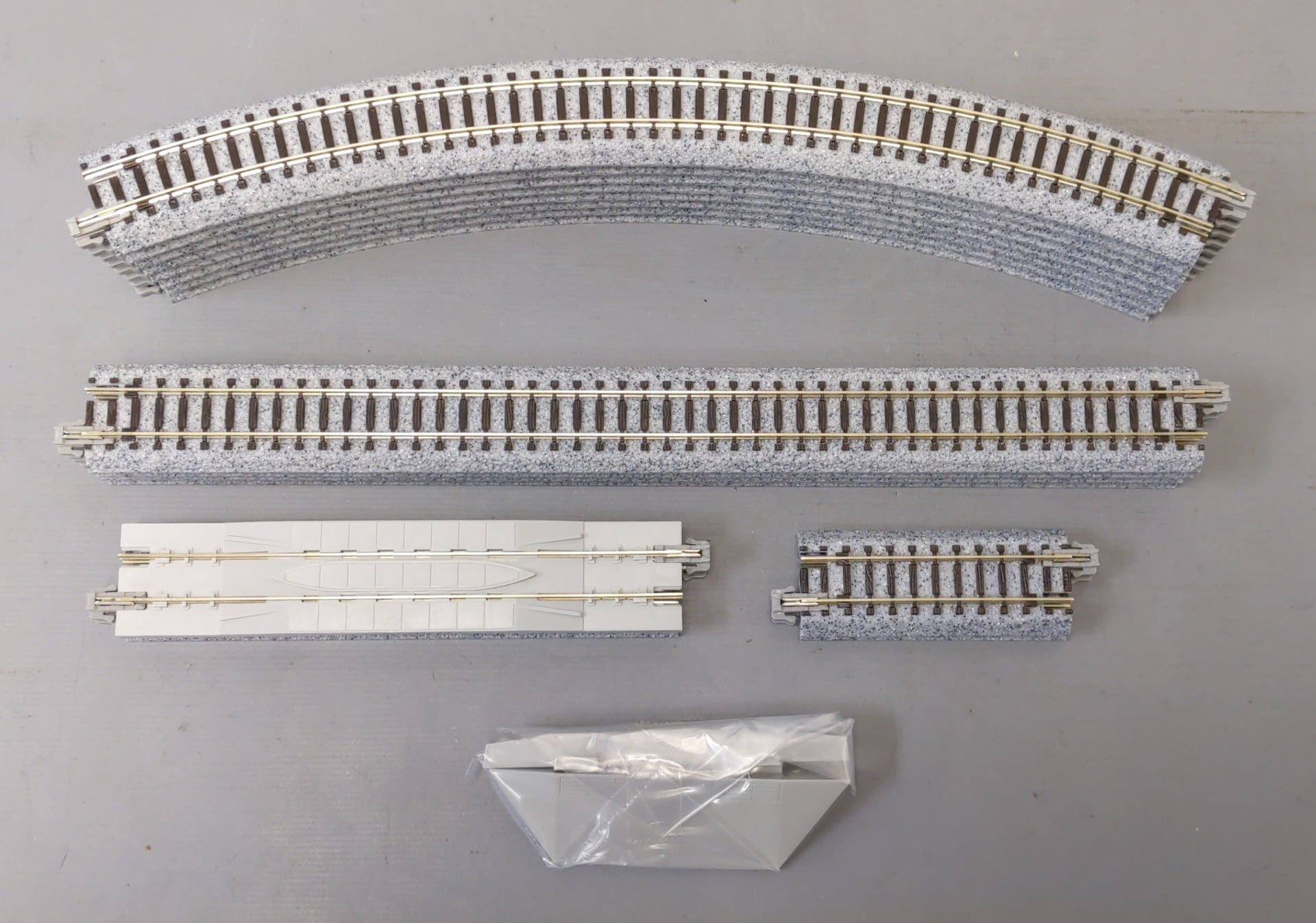 Kato 106-0026 FEC GE ES44C4 Gevo And Mixed Freight N Gauge Starter Set