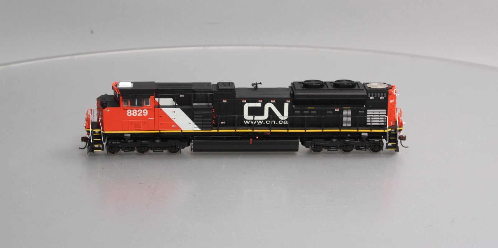 Athearn G68694 HO Canadian National SD70M-2 Diesel Locomotive #8829 w/DCC/SND