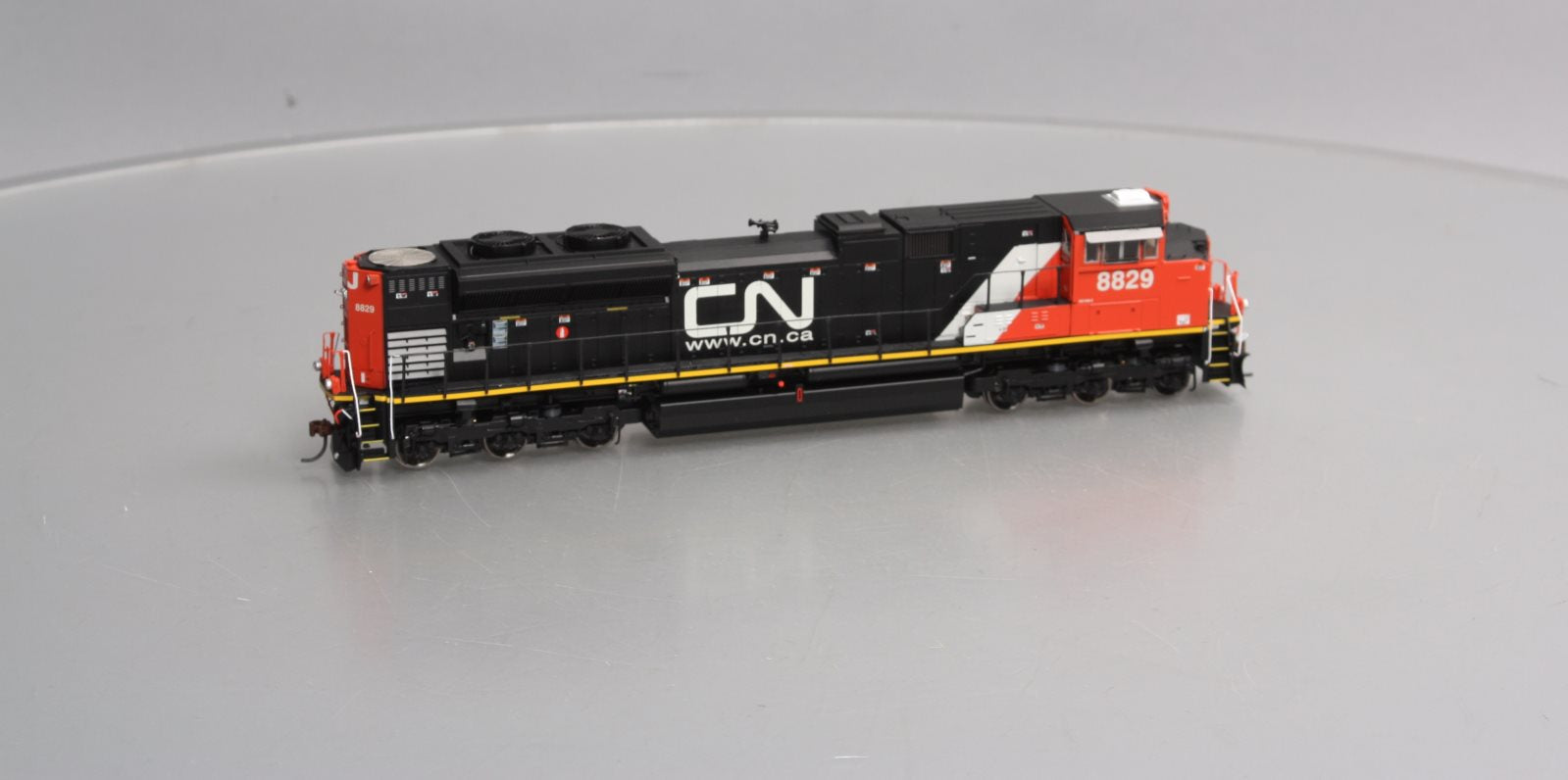 Athearn G68694 HO Canadian National SD70M-2 Diesel Locomotive #8829 w/DCC/SND