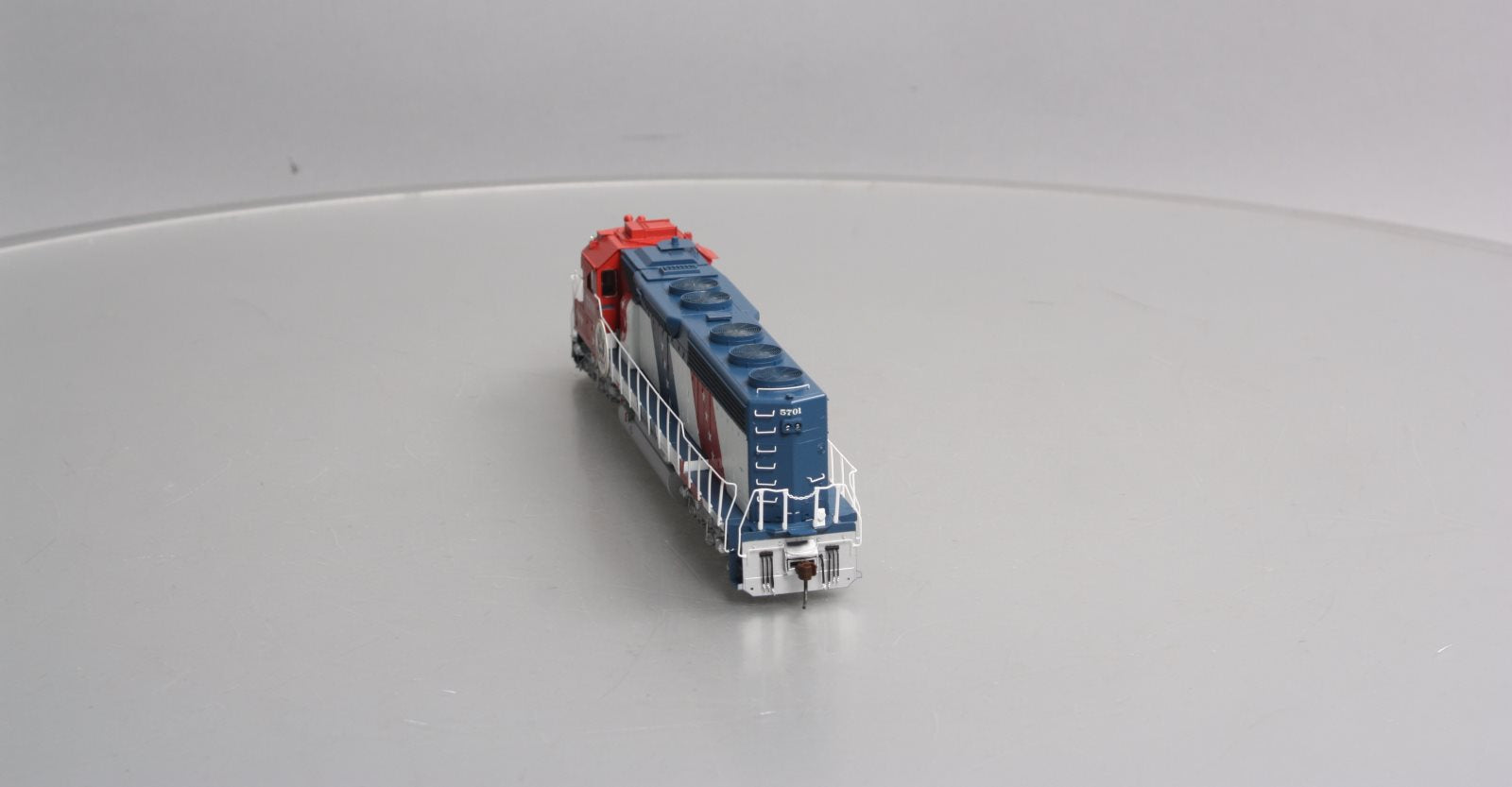 Athearn G67224 HO Santa Fe (Bicentennial) SD45-2 Diesel Loco #5701 w/DCC/Sound