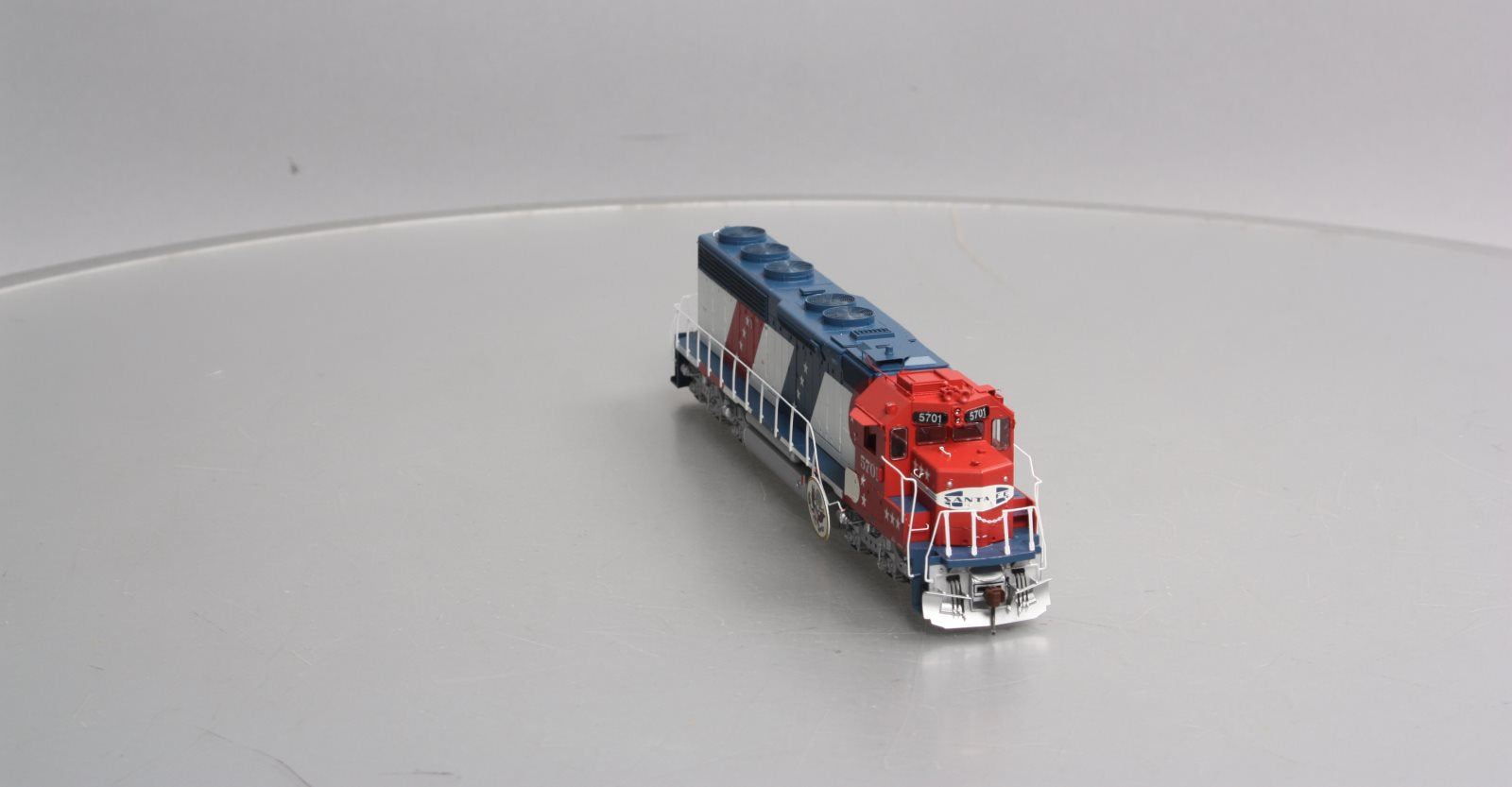 Athearn G67224 HO Santa Fe (Bicentennial) SD45-2 Diesel Loco #5701 w/DCC/Sound