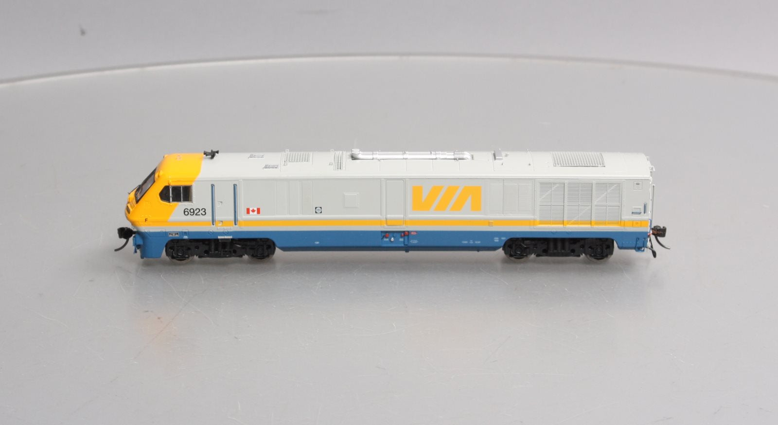 Rapido Trains 200010 HO VIA Rail Canada Bombardier LRC #6923 – Trainz