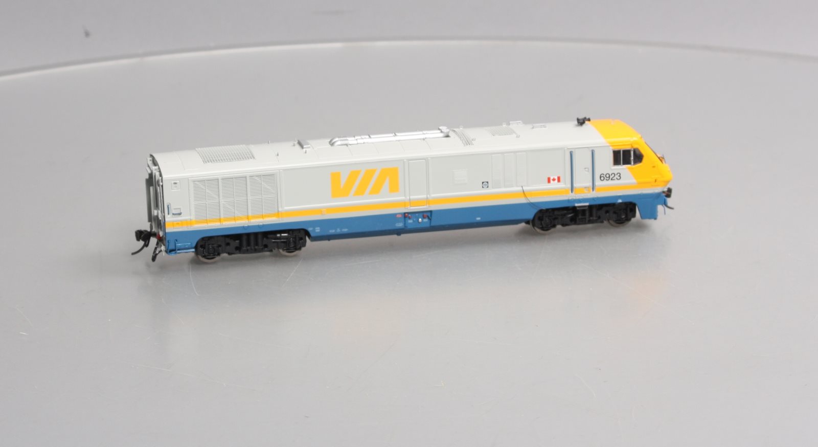 Rapido Trains 200010 HO VIA Rail Canada Bombardier LRC #6923 – Trainz
