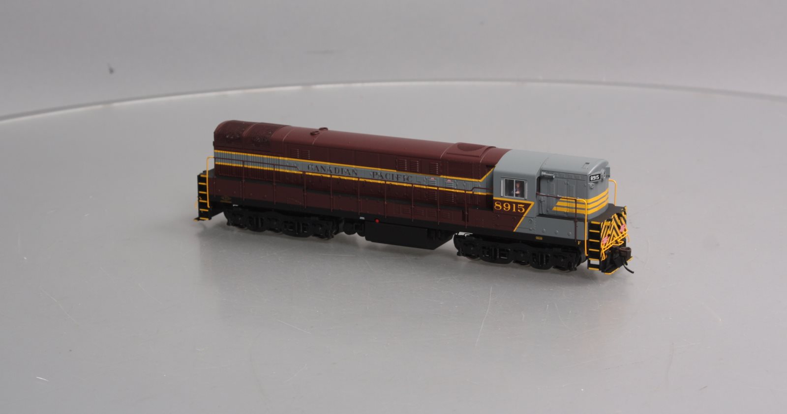 Atlas 7772 HO Canadian Pacific Ph. 2 Diesel Locomotive #8915 w/ DCC & SND