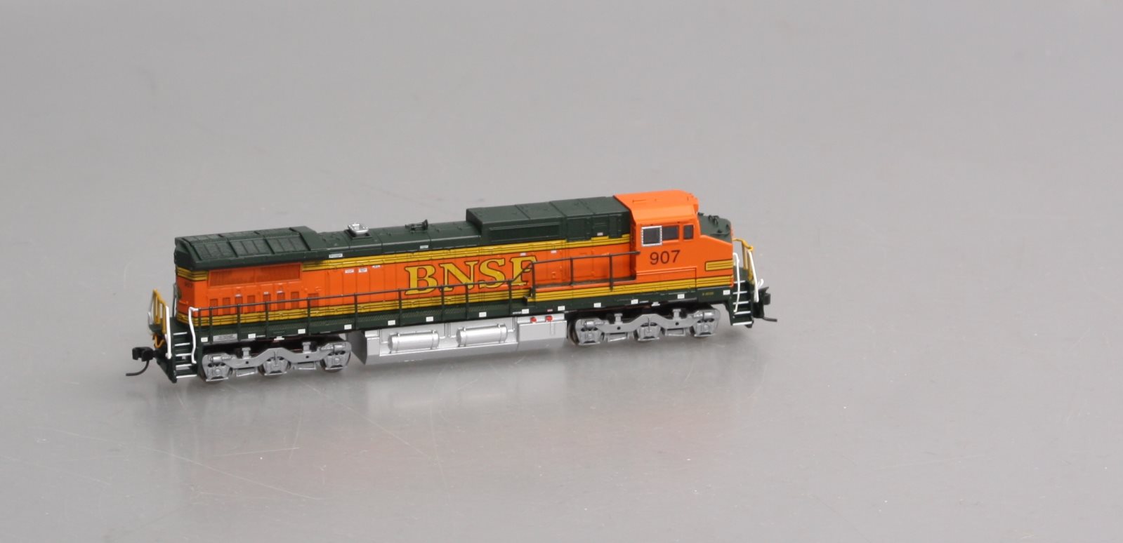 Atlas 51917 N BNSF RTR Dash 8-40CW Diesel Locomotive #907