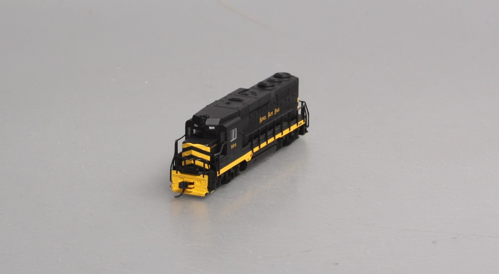 Atlas 47542 N NKP Classic GP30 Diesel Locomotive #904