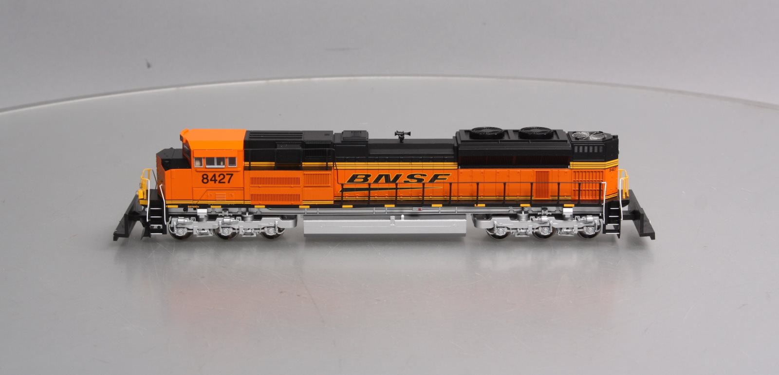 Walthers 910-19801 HO BNSF SD70ACe Diesel Locomotive #8400